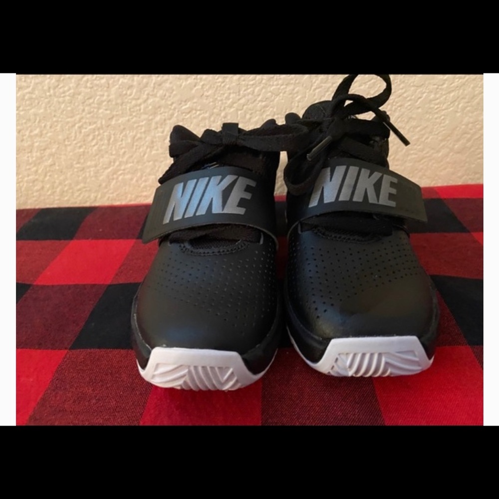 Nike Team Hustle Athletic (Basketball) Shoe Barely worn.  Brand: Nike  Size:6Y